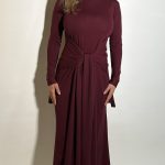 Vestito di jersey bordeaux lungo scollo a barchetta maniche lunghe con dettaglio laccio che sottolinea il girovita. Taglia Unica