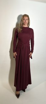 Vestito di jersey bordeaux lungo scollo a barchetta maniche lunghe con dettaglio laccio che sottolinea il girovita. Taglia Unica