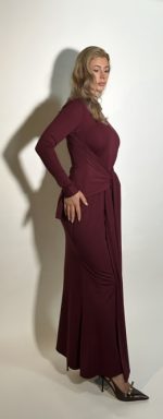 Vestito di jersey bordeaux lungo scollo a barchetta maniche lunghe con dettaglio laccio che sottolinea il girovita. Taglia Unica