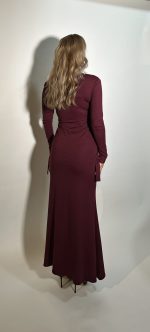 Vestito di jersey bordeaux lungo scollo a barchetta maniche lunghe con dettaglio laccio che sottolinea il girovita. Taglia Unica