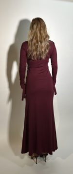 Vestito di jersey bordeaux lungo scollo a barchetta maniche lunghe con dettaglio laccio che sottolinea il girovita. Taglia Unica