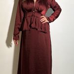 Vestito di raso bordeaux lungo fino alla caviglia con scollo a V maniche lunghe chiusura bottoni davanti con drappeggio. Taglia Unica