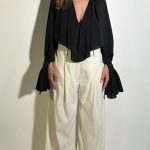 Pantaloni a vita alta color panna a gamba ampia con strass finitura testurizzata caratterizzati da righe verticali. Taglia S Taglia M
