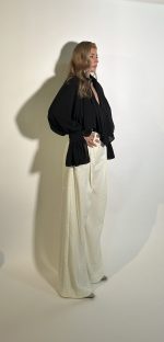 Pantaloni a vita alta color panna a gamba ampia con strass finitura testurizzata caratterizzati da righe verticali. Taglia S Taglia M