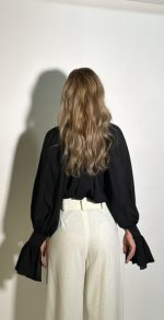 Camicetta nera chiffon caratterizzata da collo alto a V con maniche lunghe orlo arrotolato Rouche al polso vestibilita rilassata . Taglia S\M TagLlia M\