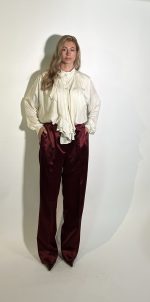 Pantalone bordeaux in raso presentano una gamba ampia e dritta,arricchita da tasche alla francese con passanti per la cintura tasche a toppa dietro.la chiusura con zip e gancio. I pantaloni bordeaux si abbinano perfettamente alla camicia di raso bianco a pua per un look coordinato dal fascino sofisticato. Taglia SM Taglia ML