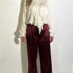 Pantalone bordeaux in raso presentano una gamba ampia e dritta,arricchita da tasche alla francese con passanti per la cintura tasche a toppa dietro.la chiusura con zip e gancio. I pantaloni bordeaux si abbinano perfettamente alla camicia di raso bianco a pua per un look coordinato dal fascino sofisticato. Taglia SM Taglia ML