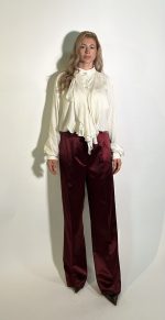 Pantalone bordeaux in raso presentano una gamba ampia e dritta,arricchita da tasche alla francese con passanti per la cintura tasche a toppa dietro.la chiusura con zip e gancio. I pantaloni bordeaux si abbinano perfettamente alla camicia di raso bianco a pua per un look coordinato dal fascino sofisticato. Taglia SM Taglia ML