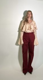 Pantalone bordeaux in cottone strech a gamba dritta arricchita da tasche alla francese e passanti per la cintura .La chiusura con la zip frontale e tasche alla toppa dietro completa il design con discrezione e funzionalita.Il pantalone bordeaux si abbina perfettamente con la camicetta raso pesca per un look dal fascino sofisticato. Taglia M Taglia L