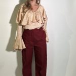 Pantalone bordeaux in cottone strech a gamba dritta arricchita da tasche alla francese e passanti per la cintura .La chiusura con la zip frontale e tasche alla toppa dietro completa il design con discrezione e funzionalita.Il pantalone bordeaux si abbina perfettamente con la camicetta raso pesca per un look dal fascino sofisticato. Taglia M Taglia L