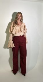 Pantalone bordeaux in cottone strech a gamba dritta arricchita da tasche alla francese e passanti per la cintura .La chiusura con la zip frontale e tasche alla toppa dietro completa il design con discrezione e funzionalita.Il pantalone bordeaux si abbina perfettamente con la camicetta raso pesca per un look dal fascino sofisticato. Taglia M Taglia L