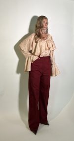 Pantalone bordeaux in cottone strech a gamba dritta arricchita da tasche alla francese e passanti per la cintura .La chiusura con la zip frontale e tasche alla toppa dietro completa il design con discrezione e funzionalita.Il pantalone bordeaux si abbina perfettamente con la camicetta raso pesca per un look dal fascino sofisticato. Taglia M Taglia L