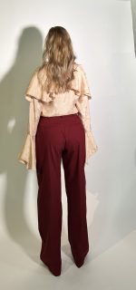Pantalone bordeaux in cottone strech a gamba dritta arricchita da tasche alla francese e passanti per la cintura .La chiusura con la zip frontale e tasche alla toppa dietro completa il design con discrezione e funzionalita.Il pantalone bordeaux si abbina perfettamente con la camicetta raso pesca per un look dal fascino sofisticato. Taglia M Taglia L