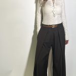 Pantalone ampio marrone in misto lana con dettaglio righe verticali sottili con pinces centrale tasche laterali con gamba larga. Taglia M Taglia L