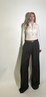 Pantalone ampio marrone in misto lana con dettaglio righe verticali sottili con pinces centrale tasche laterali con gamba larga. Taglia M Taglia L