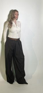 Pantalone ampio marrone in misto lana con dettaglio righe verticali sottili con pinces centrale tasche laterali con gamba larga. Taglia M Taglia L