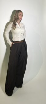 Pantalone ampio marrone in misto lana con dettaglio righe verticali sottili con pinces centrale tasche laterali con gamba larga. Taglia M Taglia L
