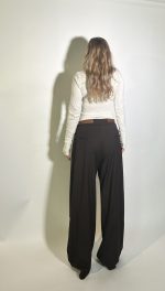Pantalone ampio marrone in misto lana con dettaglio righe verticali sottili con pinces centrale tasche laterali con gamba larga. Taglia M Taglia L