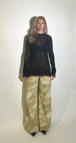 Jeans a vita alta strappato svasato a gamba larga leggermente sbiadito si abbina perfettamente con la maglia pizzo nera stretch ,uno dei pezzi imprescindibili per un outfit in chiave street style oggi piu di tendenza che mai. Taglia S Taglia M