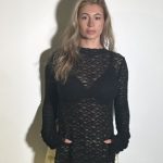 Maglietta pizzo semitrasparente stretch con maniche lunghe apertura latrale . Taglia S Taglia M
