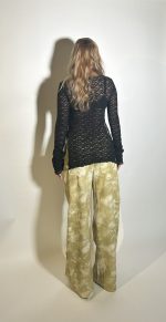 Jeans a vita alta strappato svasato a gamba larga leggermente sbiadito si abbina perfettamente con la maglia pizzo nera stretch ,uno dei pezzi imprescindibili per un outfit in chiave street style oggi piu di tendenza che mai. Taglia S Taglia M