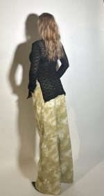 Jeans a vita alta strappato svasato a gamba larga leggermente sbiadito si abbina perfettamente con la maglia pizzo nera stretch ,uno dei pezzi imprescindibili per un outfit in chiave street style oggi piu di tendenza che mai. Taglia S Taglia M