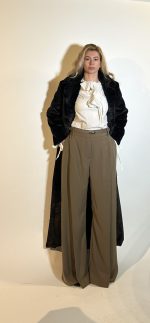 Pantalone fluido apertura davanti centrale per un eleganza raffinata consentono movimento e comfort rendendoli perfetti per un occasione speciale abbinato ad una camicetta bianca per uno stile di alta moda. Taglia M
