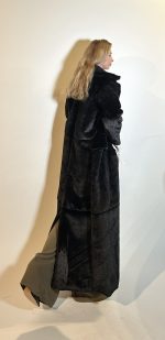 Cappotto in pelliccia sintetica colore nero con ampio rever, tasche frontali, spacco dietro chiusura gancio centrale fodera nera raso firmata manica lunga vestibillita regolare .Perfetta di sera o di giorno per dare uno stile di classe. Taglia M Taglia L