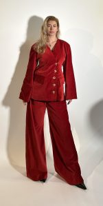 Blzzer velluto rosso monopetto di inspirazione sartoriale. Tasche a filetto sui fianchi. Chiusura frontale con bottoni dorati laterale e alle maniche .Fodera in micro FF rosso. Made in italy Taglia M\L
