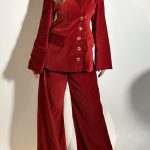 Pantalone palazzo realizzato in velluto con tasche laterali chiusura cerniera davanti con gancio offre una vestibilita confortevole e valorizza la figura con linee pulite e armoniose,abbinato alla giacca monopetto in cui il dettaglio fa la differenza e adatto per le feste e ogni occasioni. Made in italy TAGLIA M Circonferenza vita 82 Lunghezza pantalone 108