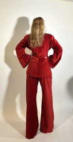 Pantalone palazzo realizzato in velluto con tasche laterali chiusura cerniera davanti con gancio offre una vestibilita confortevole e valorizza la figura con linee pulite e armoniose,abbinato alla giacca monopetto in cui il dettaglio fa la differenza e adatto per le feste e ogni occasioni. Made in italy TAGLIA M Circonferenza vita 82 Lunghezza pantalone 108