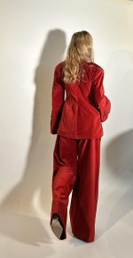 Blzzer velluto rosso monopetto di inspirazione sartoriale. Tasche a filetto sui fianchi. Chiusura frontale con bottoni dorati laterale e alle maniche .Fodera in micro FF rosso. Made in italy Taglia M\L
