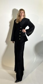 Blazer velluto nero monopetto di inspirazione sartoriale. Tasche a filetto sui fianchi. Chiusura frontale con bottoni dorati laterale e alle maniche .Fodera in micro FF nero.Adatto per le feste e ogni ocasione. Made in italy Taglia M\L