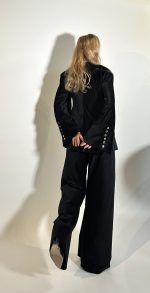 Blazer velluto nero monopetto di inspirazione sartoriale. Tasche a filetto sui fianchi. Chiusura frontale con bottoni dorati laterale e alle maniche .Fodera in micro FF nero.Adatto per le feste e ogni ocasione. Made in italy Taglia M\L
