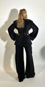 Blazer velluto nero monopetto di inspirazione sartoriale. Tasche a filetto sui fianchi. Chiusura frontale con bottoni dorati laterale e alle maniche .Fodera in micro FF nero.Adatto per le feste e ogni ocasione. Made in italy Taglia M\L