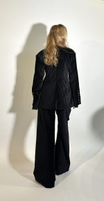Blazer velluto nero monopetto di inspirazione sartoriale. Tasche a filetto sui fianchi. Chiusura frontale con bottoni dorati laterale e alle maniche .Fodera in micro FF nero.Adatto per le feste e ogni ocasione. Made in italy Taglia M\L