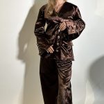 Blazer velluto nero monopetto di inspirazione sartoriale. Tasche a filetto sui fianchi. Chiusura frontale con bottoni dorati laterale e alle maniche .Fodera in micro FF nero.Adatto per le feste e ogni ocasione. Taglia M\L