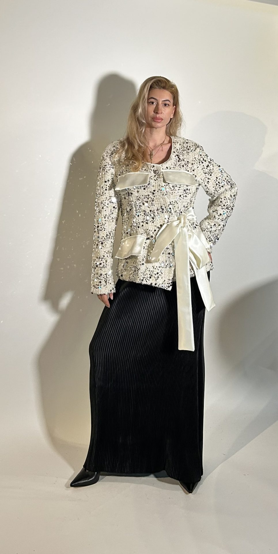 IMG_7868 Blazer donna dalla linea regolare in tessuto viscosa e lana e interamente ricamato con paillettes,maniche lunghe ,allacciatura a fiocco tramite cintura coordinata con tasche davanti raso,fodera interna.Vestibilita comoda e regolare.Ideale per le feste e ogni occasione. Taglia M\L