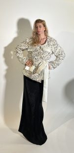 Blazer donna dalla linea regolare in tessuto viscosa e lana e interamente ricamato con paillettes,maniche lunghe ,allacciatura a fiocco tramite cintura coordinata con tasche davanti raso,fodera interna.Vestibilita comoda e regolare.Ideale per le feste e ogni occasione. Taglia M\L