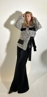 Blazer donna dalla linea regolare in tessuto viscosa e lana e interamente ricamato con paillettes,maniche lunghe ,allacciatura a fiocco tramite cintura coordinata con tasche davanti raso,fodera interna.Vestibilita comoda e regolare.Ideale per le feste e ogni occasione. Taglia M\L