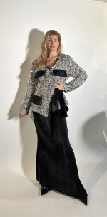 Blazer donna dalla linea regolare in tessuto viscosa e lana e interamente ricamato con paillettes,maniche lunghe ,allacciatura a fiocco tramite cintura coordinata con tasche davanti raso,fodera interna.Vestibilita comoda e regolare.Ideale per le feste e ogni occasione. Taglia M\L