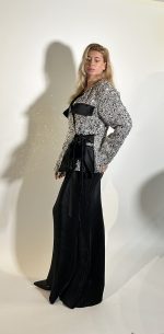 Blazer donna dalla linea regolare in tessuto viscosa e lana e interamente ricamato con paillettes,maniche lunghe ,allacciatura a fiocco tramite cintura coordinata con tasche davanti raso,fodera interna.Vestibilita comoda e regolare.Ideale per le feste e ogni occasione. Taglia M\L