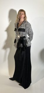 Blazer donna dalla linea regolare in tessuto viscosa e lana e interamente ricamato con paillettes,maniche lunghe ,allacciatura a fiocco tramite cintura coordinata con tasche davanti raso,fodera interna.Vestibilita comoda e regolare.Ideale per le feste e ogni occasione. Taglia M\L