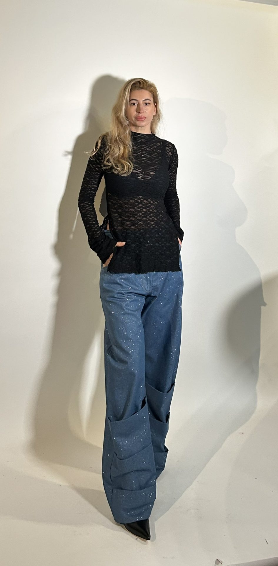 IMG_7913 Jeans brillantato cinque tasche loose fit con vita alta a cavallo sceso per un mood rilassato.Il modello realizzato in denim con passanti per cintura chiusura con zip e bottone .Il modello veste regolare .La partticolarita di questo modello lo rendono perfetto per essere indossato da solo come protagonista dei tuoi look da giorno o da sera . Made in italy Taglia M\L Circonferenza vita 82 Lunghezza 107