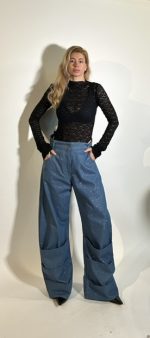 Jeans brillantato cinque tasche loose fit con vita alta a cavallo sceso per un mood rilassato.Il modello realizzato in denim con passanti per cintura chiusura con zip e bottone .Il modello veste regolare .La partticolarita di questo modello lo rendono perfetto per essere indossato da solo come protagonista dei tuoi look da giorno o da sera . Made in italy Taglia M\L Circonferenza vita 82 Lunghezza 107