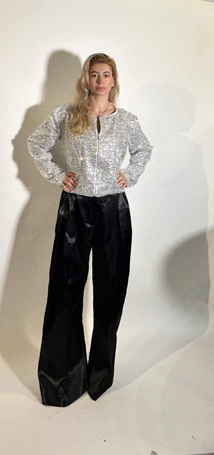 Giacca donna paillettes corta e perfetta per aggiungere un tocco di eleganza e brillantezza al tuo look.Il tessuto dona una texture unica e soffisticata ,mentre le paillettes conferiscono un effetto luminoso raffinato,ideale per occasioni speciali.Leggera e versatile si abbina a diversi outfit ,garantendo stile e comfort. Scollo tondo Maniche lunghe Chiusura cerniera centrale Taglia M TAGLIA L