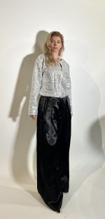 Giacca donna paillettes corta e perfetta per aggiungere un tocco di eleganza e brillantezza al tuo look.Il tessuto dona una texture unica e soffisticata ,mentre le paillettes conferiscono un effetto luminoso raffinato,ideale per occasioni speciali.Leggera e versatile si abbina a diversi outfit ,garantendo stile e comfort. Scollo tondo Maniche lunghe Chiusura cerniera centrale Taglia M TAGLIA L