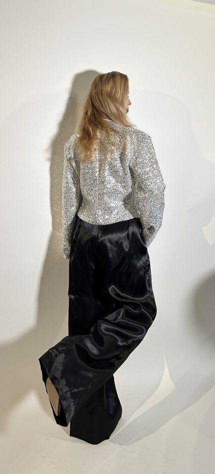 Pantalone nero donna a vita alta satinato .Gamba dritta. Chiusura frontale con zip e ganci metallici a scomparsa,tasche laterali . Made in italy Taglia M Circonferenza vita 76 Lunghezza gamba 109
