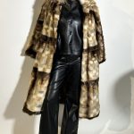 Pelliccia donna sintetica che emana raffinatezza contemporanea.le tasche coordinate accentua la silhouette,conferendo un tocco di classe senza tempo.Ideale per chi cerca un capo distintivo che unisca confort stile,questo cappotto e perfetto per le passeggiate metropolitane o le serate eleganti in citta,permettendo una personalizzazione unica dello stile. Vestibilita regolare Taglia M\L Made in italy