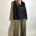 Blazer dal estetica sofisticata dal linguaggio sartoriale, distintivo da una costruzione precisa e da revers in raso che introducono un elemento distintivo di raffinata ricercatezza.Il design equilibrato la linea pulita conferiscono al capo un allure autorevole e contemporanea pensata ad esprimere eleganza formale con carattere deciso. Un modello concepito per valorizzare uno stile luxury eSsenziale e riconoscibile. Revers raso come dettaglio distintivo Costruzione sartoriale dal segno raffinato Linee pulite e finiture curate. Taglia M